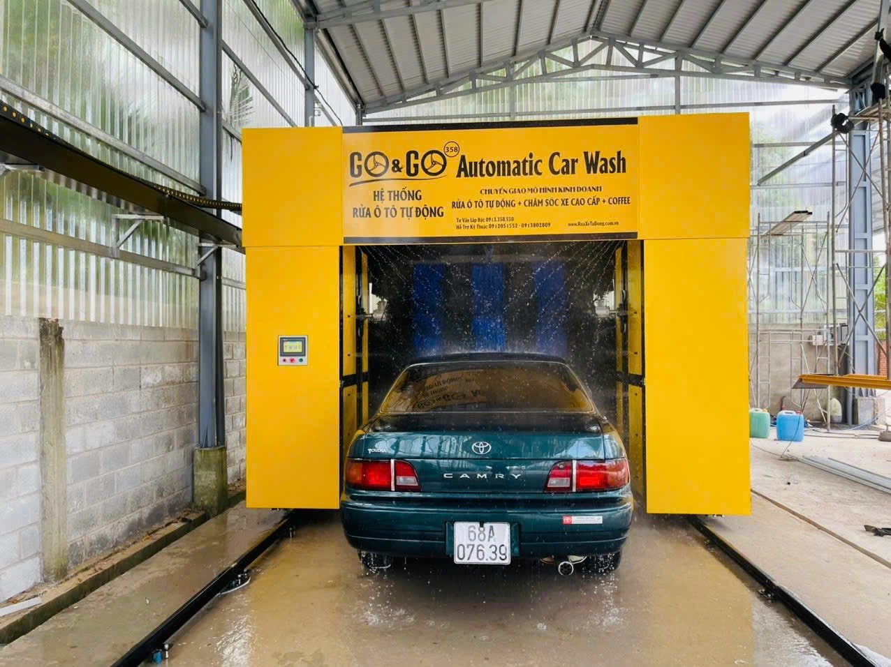 Xe đang được rửa trong hệ thống rửa xe ô tô tự động GO&GO