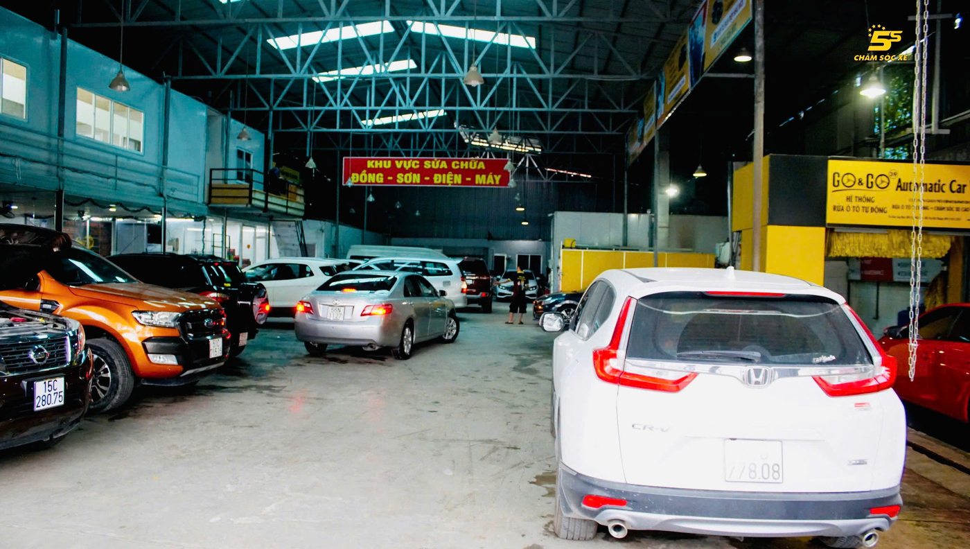 Bãi xe tại tiệm chăm sóc xe 5S