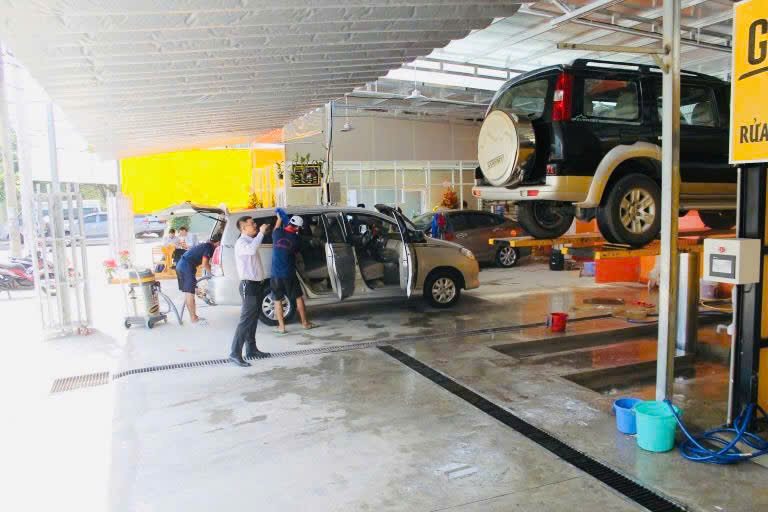 Khách hàng sử dụng dịch vụ nâng gầm tại tiệm 5S