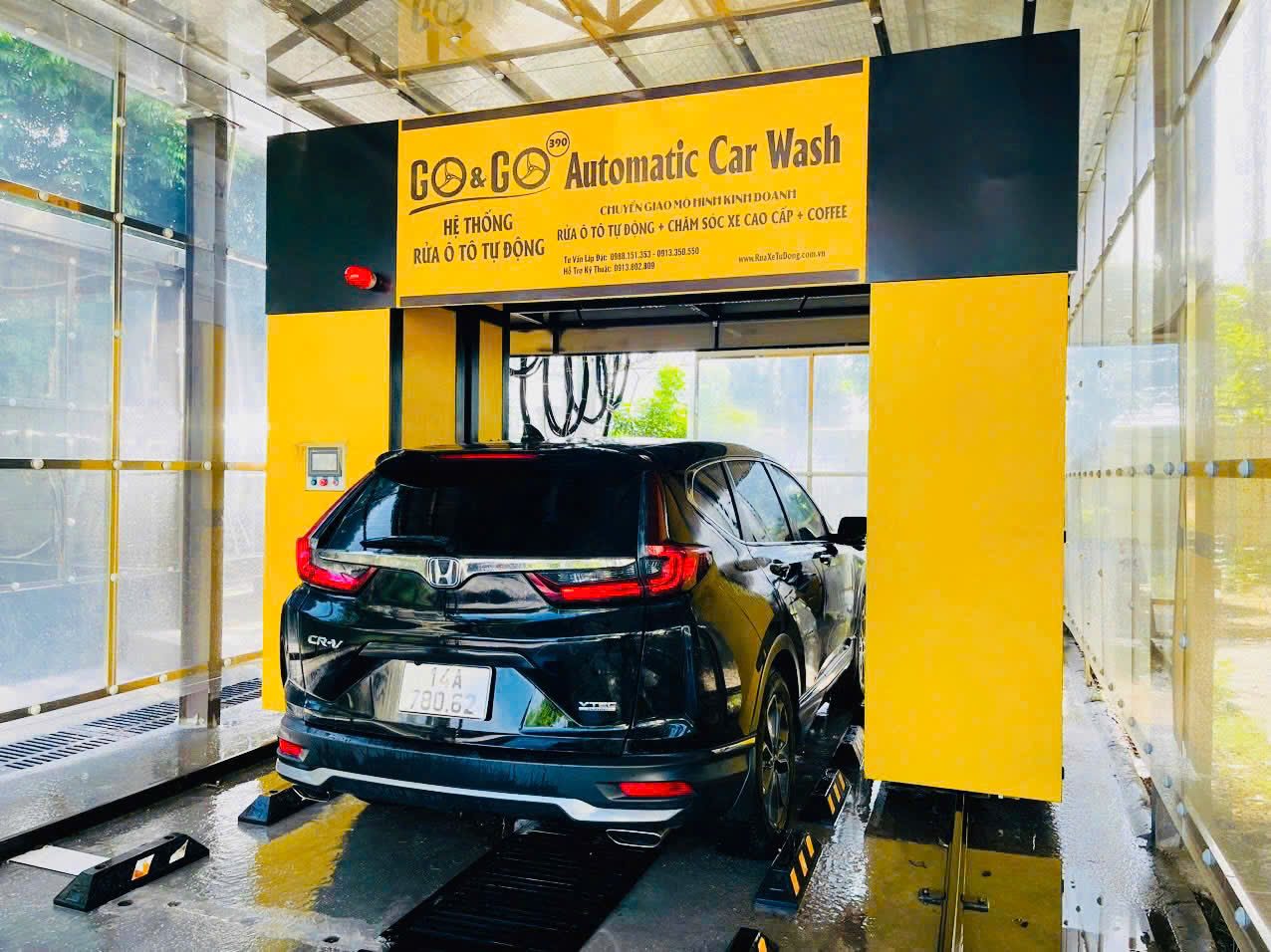 Xe SUV vào hệ thống rửa xe ô tô tự động GO&GO tại tiệm 5S