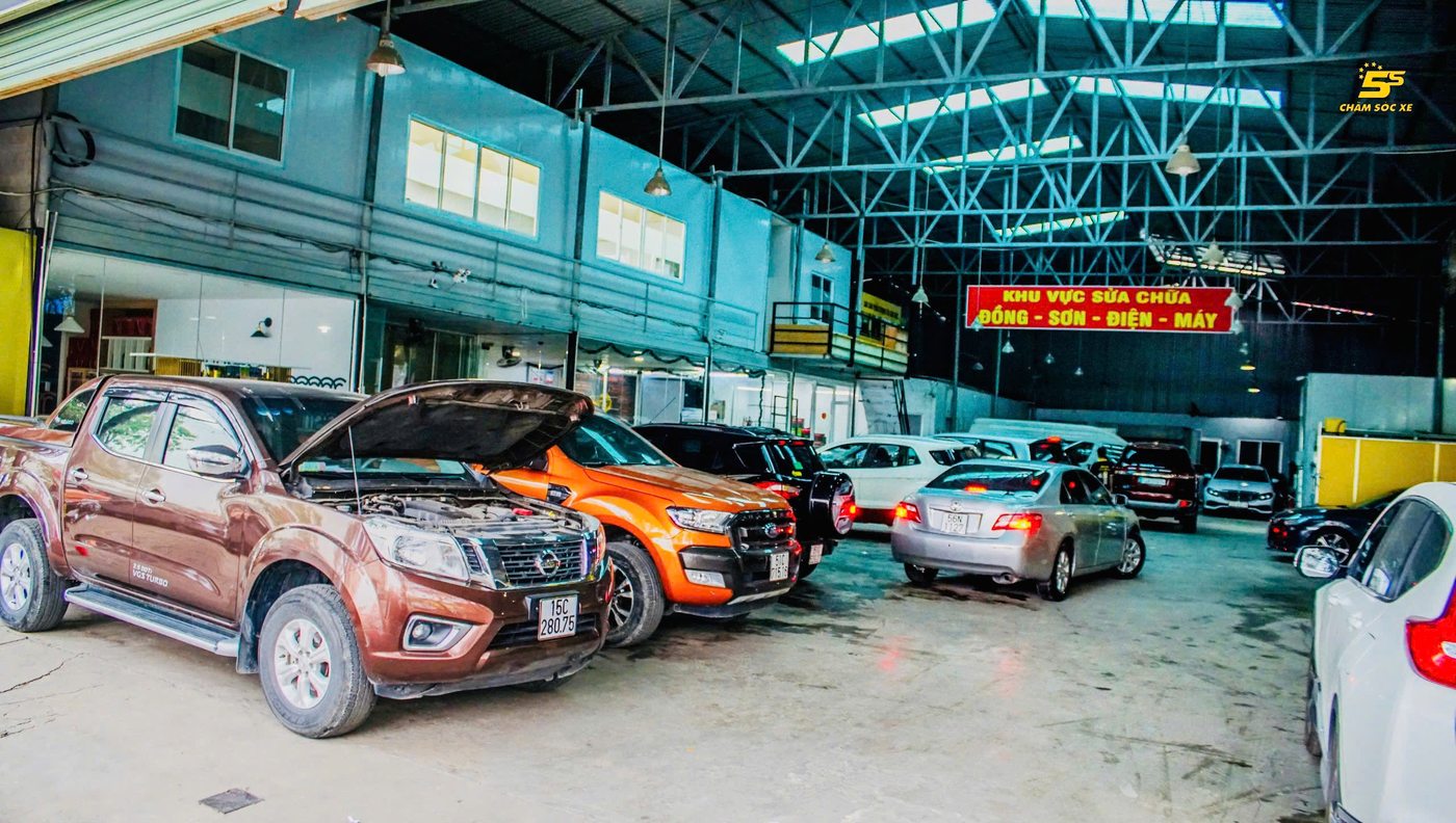 Bãi xe tại tiệm chăm sóc xe 5S